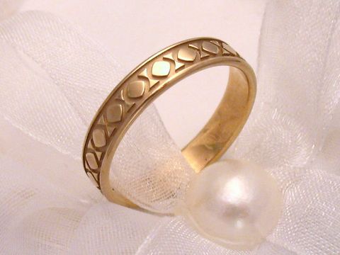 Trauring Ehering MAGICAL aus Gold 333, Größe 56/17,8, mit feinem Muster, präsentiert auf einem eleganten weißen Stoff und einer Perlenschnur, Hersteller Juwelier Harnisch.