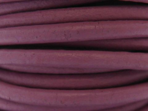 Lederband in lila, 95 cm lang und 3 mm dick, mit silbernem Karabiner, gefertigt vom Juwelier Harnisch, ideal für Schmuckgestaltungen.
