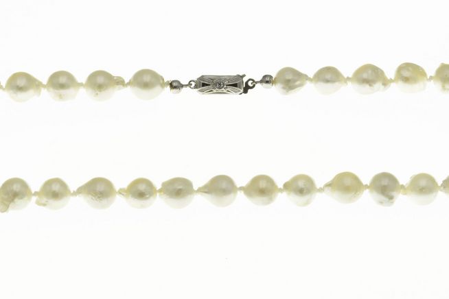 Perlenkette 45 cm in klassischer Ausführung aus weißen Barock Süßwasser Zuchtperlen mit einem eleganten Verschluss, hergestellt von Juwelier Harnisch.