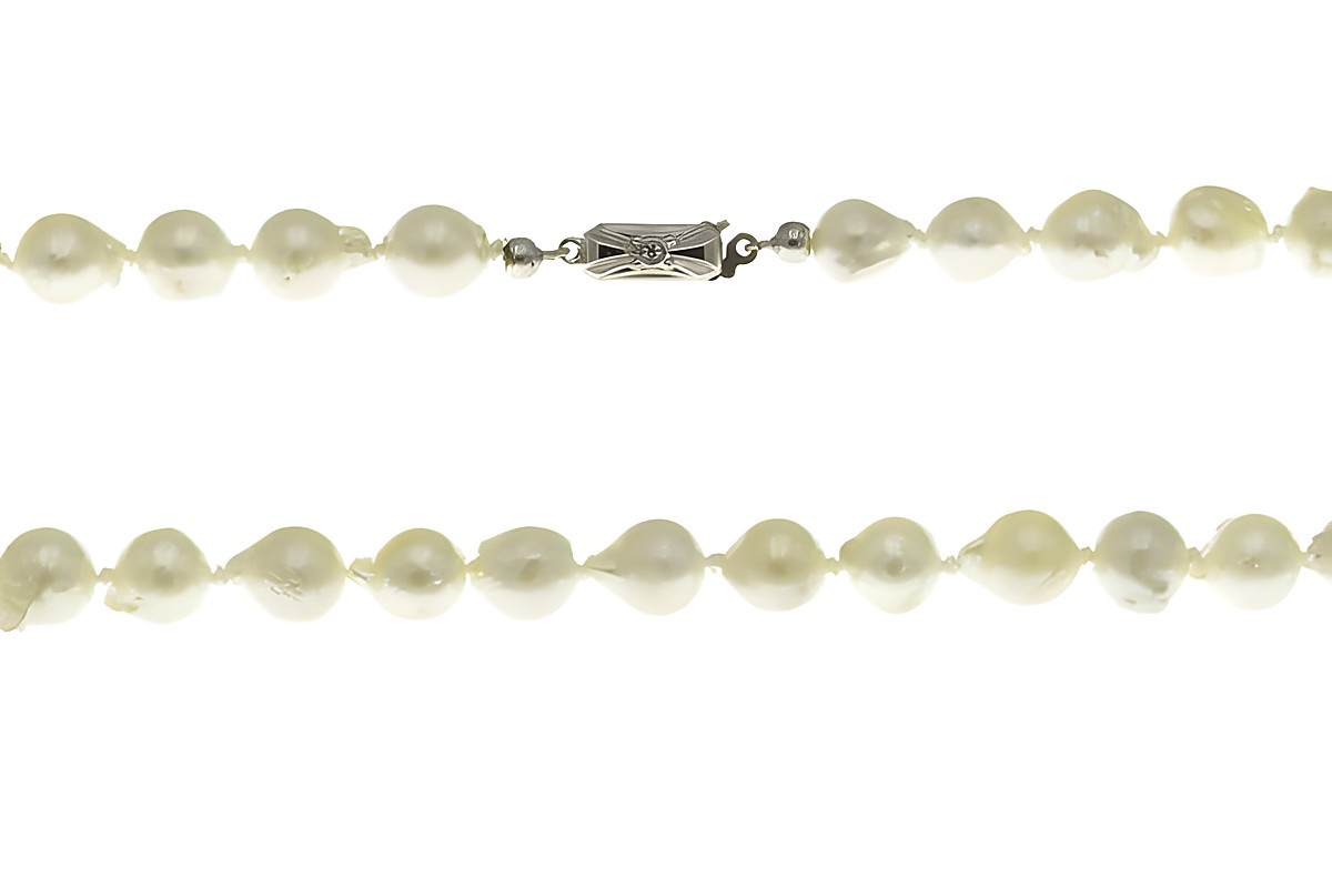 Perlenkette 45 cm in klassischer Ausführung aus weißen Barock Süßwasser Zuchtperlen mit einem eleganten Verschluss, hergestellt von Juwelier Harnisch.