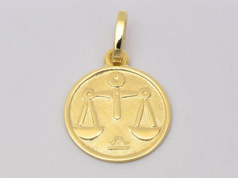 Polierte Gold 585 Waage mit einem Durchmesser von 14 mm, symbolisiert das Sternzeichen Waage, hergestellt von Juwelier Harnisch.