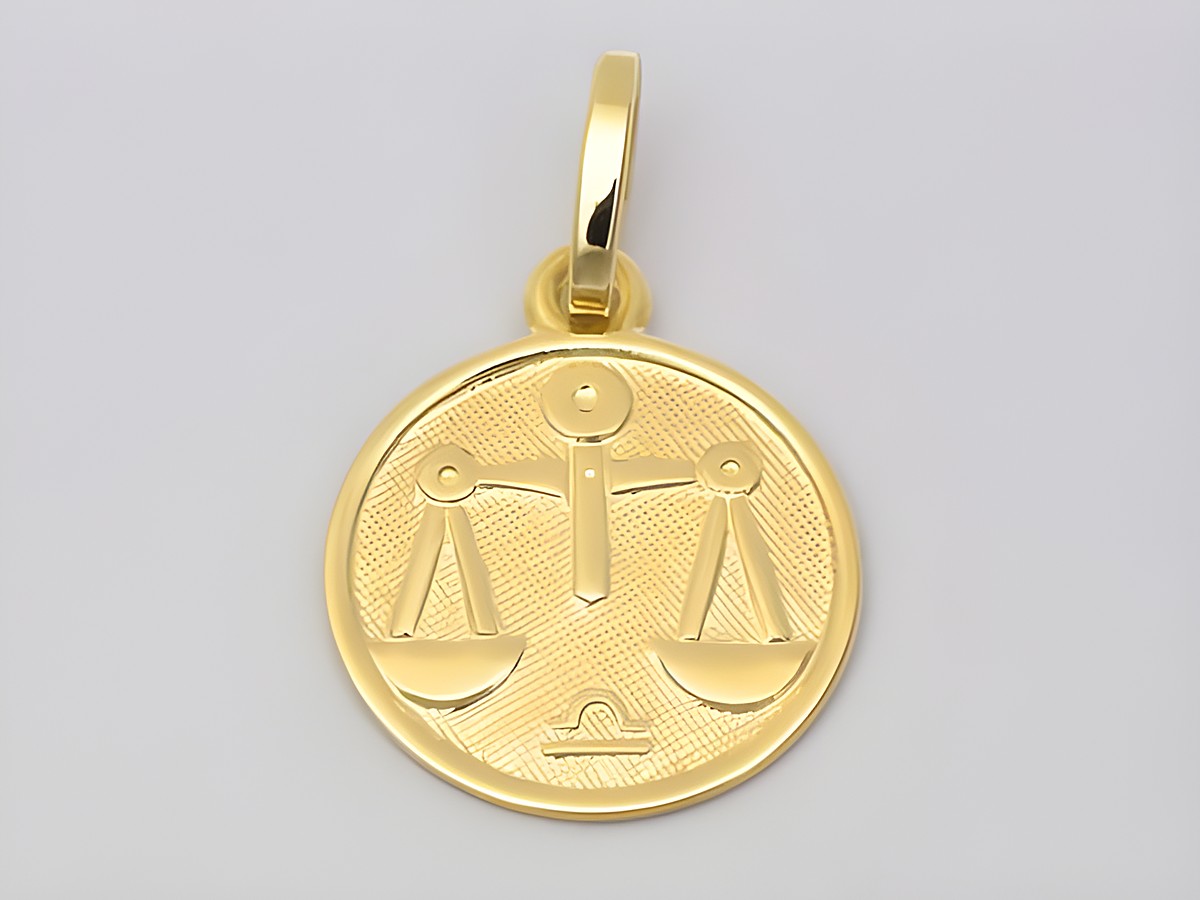 Polierte Gold 585 Waage mit einem Durchmesser von 14 mm, symbolisiert das Sternzeichen Waage, hergestellt von Juwelier Harnisch.