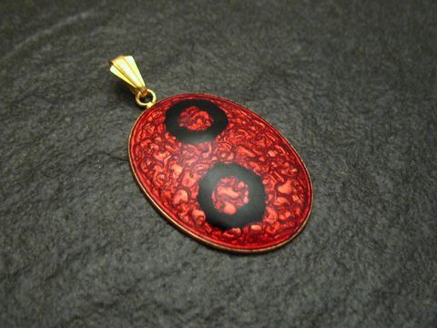 Emaille Anhänger in rot-schwarz mit einem ovalen Design und goldvergoldetem Anhänger, hergestellt von Juwelier Harnisch, im Vintage-Stil.