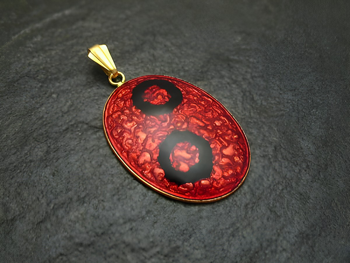 Emaille Anhänger in rot-schwarz mit einem ovalen Design und goldvergoldetem Anhänger, hergestellt von Juwelier Harnisch, im Vintage-Stil.