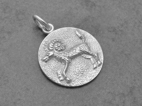 36338-0 Silber Anhänger Sternzeichen Widder rund, mit detailreicher Darstellung eines Widders, Hersteller Juwelier Harnisch, ideal für Widder-Geborene als stilvolles Schmuckstück.