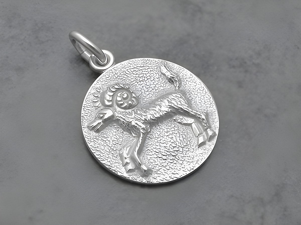 Silber Anhänger Sternzeichen Widder rund, mit detailreicher Darstellung eines Widders, Hersteller Juwelier Harnisch, ideal für Widder-Geborene als stilvolles Schmuckstück.