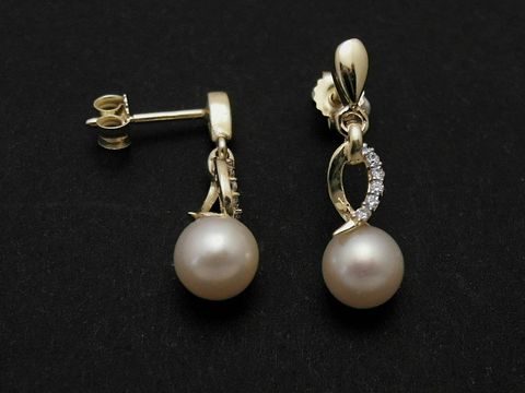 Hänger mit Perle und Zirkonia in Gold auf schwarzem Hintergrund, verführerisch und elegant, Hersteller Juwelier Harnisch, Süßwasserzuchtperle und funkelnde Zirkonia, perfekte Ohrringe für besondere Anlässe.