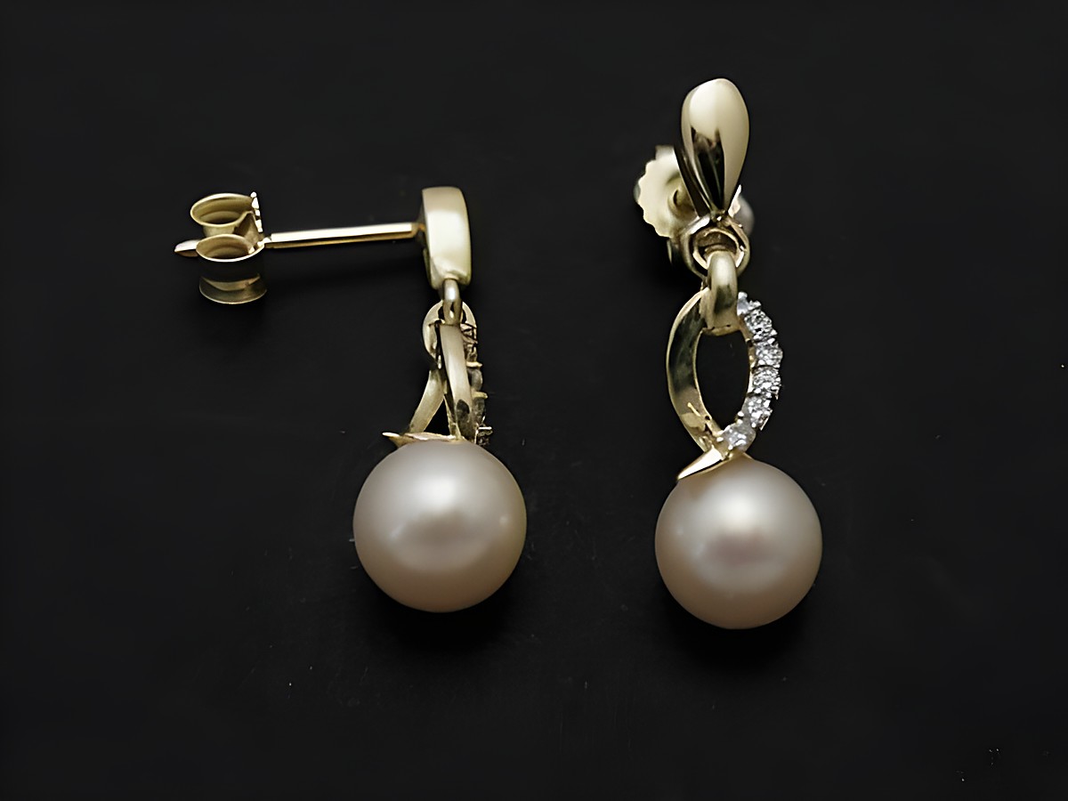 Hänger mit Perle und Zirkonia in Gold auf schwarzem Hintergrund, verführerisch und elegant, Hersteller Juwelier Harnisch, Süßwasserzuchtperle und funkelnde Zirkonia, perfekte Ohrringe für besondere Anlässe.
