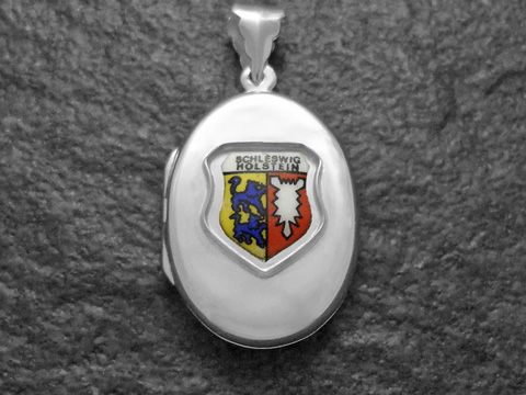 Silbernes Medaillon mit dem Wappen von Schleswig-Holstein in der Mitte, gefertigt von Juwelier Harnisch, Schleswig-Holstein. Das Medaillon zeigt eine farbige Darstellung des Wappens.
