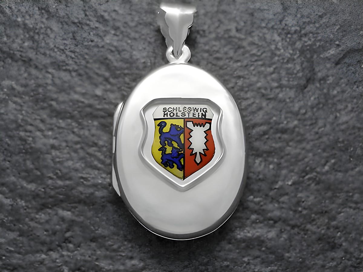 Silbernes Medaillon mit dem Wappen von Schleswig-Holstein in der Mitte, gefertigt von Juwelier Harnisch, Schleswig-Holstein. Das Medaillon zeigt eine farbige Darstellung des Wappens.