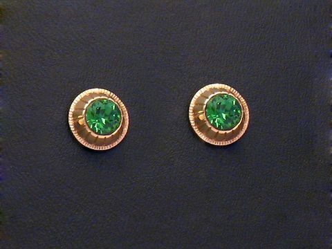 Ohrringe in gold mit grün facettierten Stein, Hersteller Juwelier Harnisch, elegante Ohrstecker mit zusätzlichem Detail, ideal für besondere Anlässe und stilvolle Auftritte.