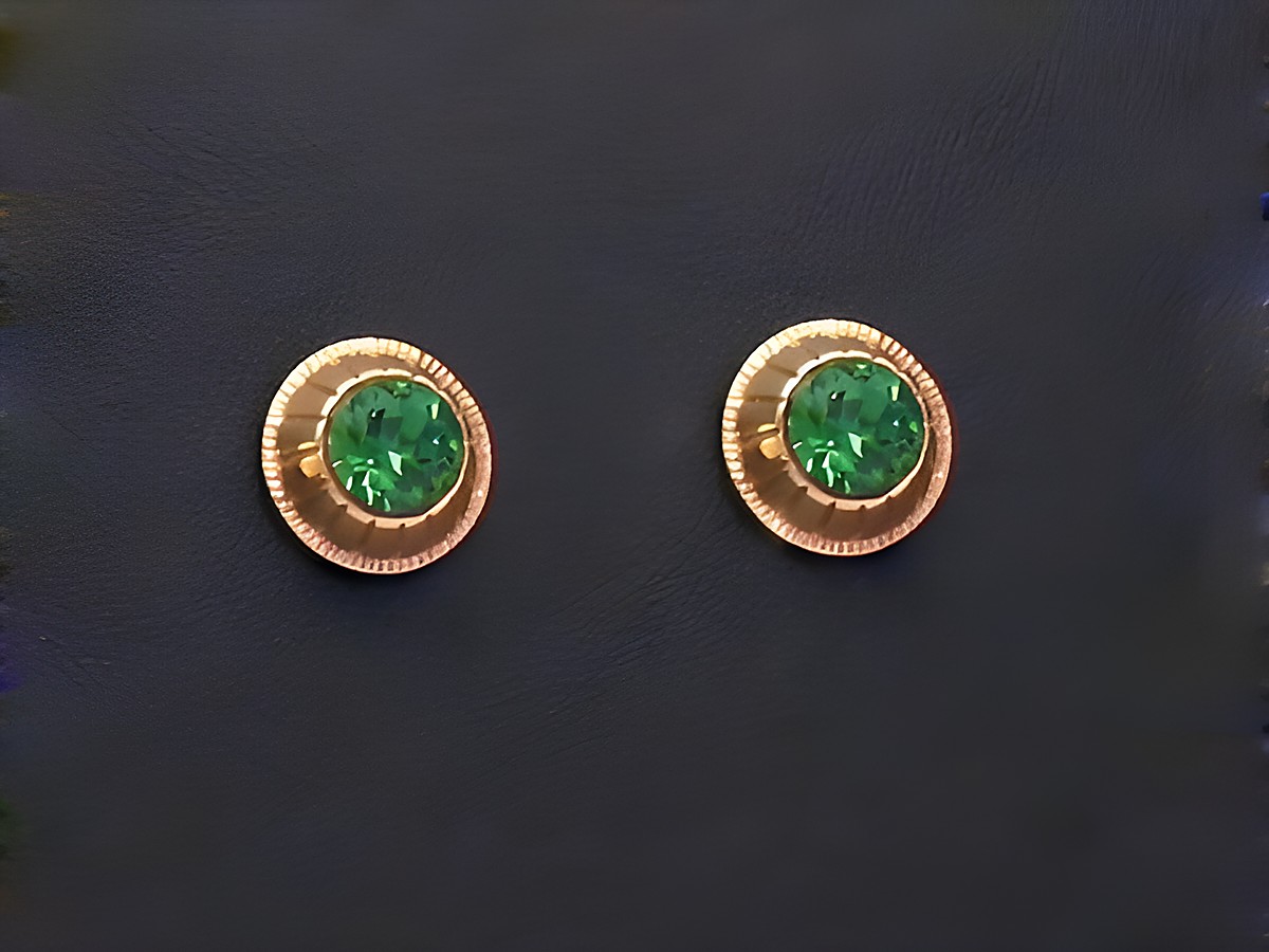 Ohrringe in gold mit grün facettierten Stein, Hersteller Juwelier Harnisch, elegante Ohrstecker mit zusätzlichem Detail, ideal für besondere Anlässe und stilvolle Auftritte.