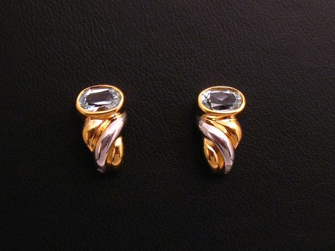 42521-0 Ohrringe Aquamarin modern Gold 585 Bicolor von Juwelier Harnisch mit schimmerndem Stein in ovaler Form, umgeben von elegantem, geschwungenem Design.