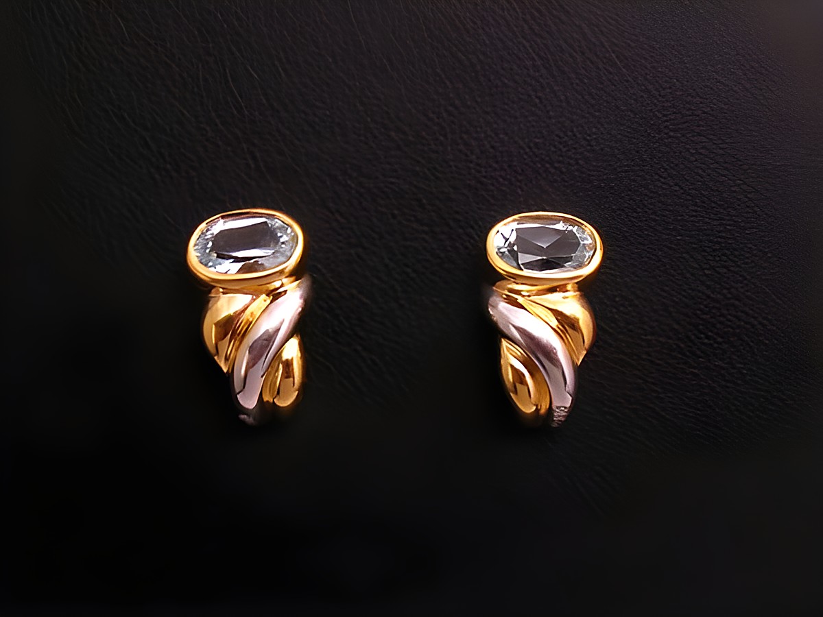 Ohrringe Aquamarin modern Gold 585 Bicolor von Juwelier Harnisch mit schimmerndem Stein in ovaler Form, umgeben von elegantem, geschwungenem Design.