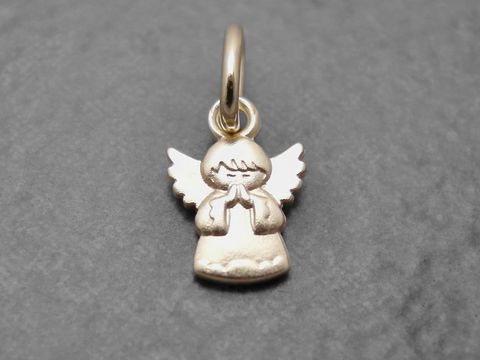 Gold Anhänger in Form eines betenden Engels mit ausgebreiteten Flügeln, Hersteller Juwelier Harnisch, religiöser Schmuck, ideal für persönliche oder spirituelle Geschenke.