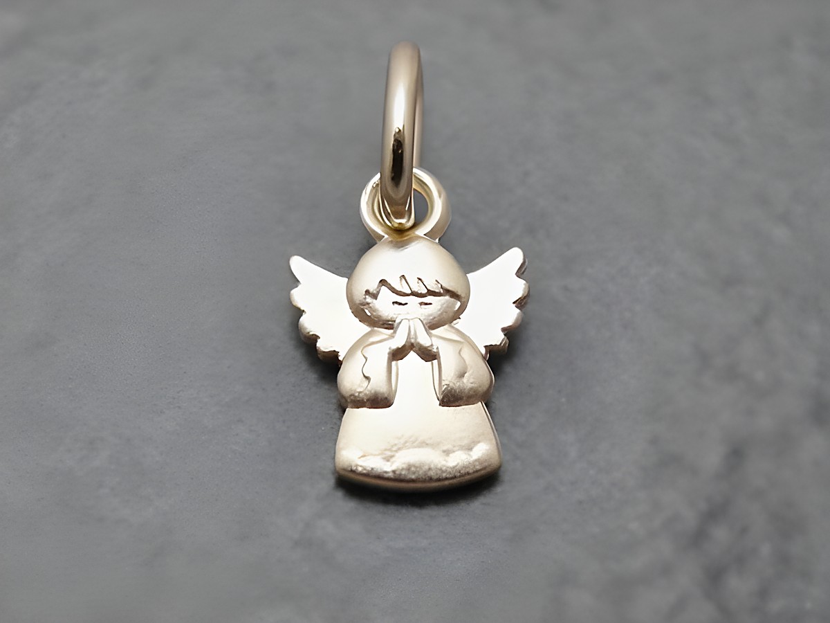 Gold Anhänger in Form eines betenden Engels mit ausgebreiteten Flügeln, Hersteller Juwelier Harnisch, religiöser Schmuck, ideal für persönliche oder spirituelle Geschenke.