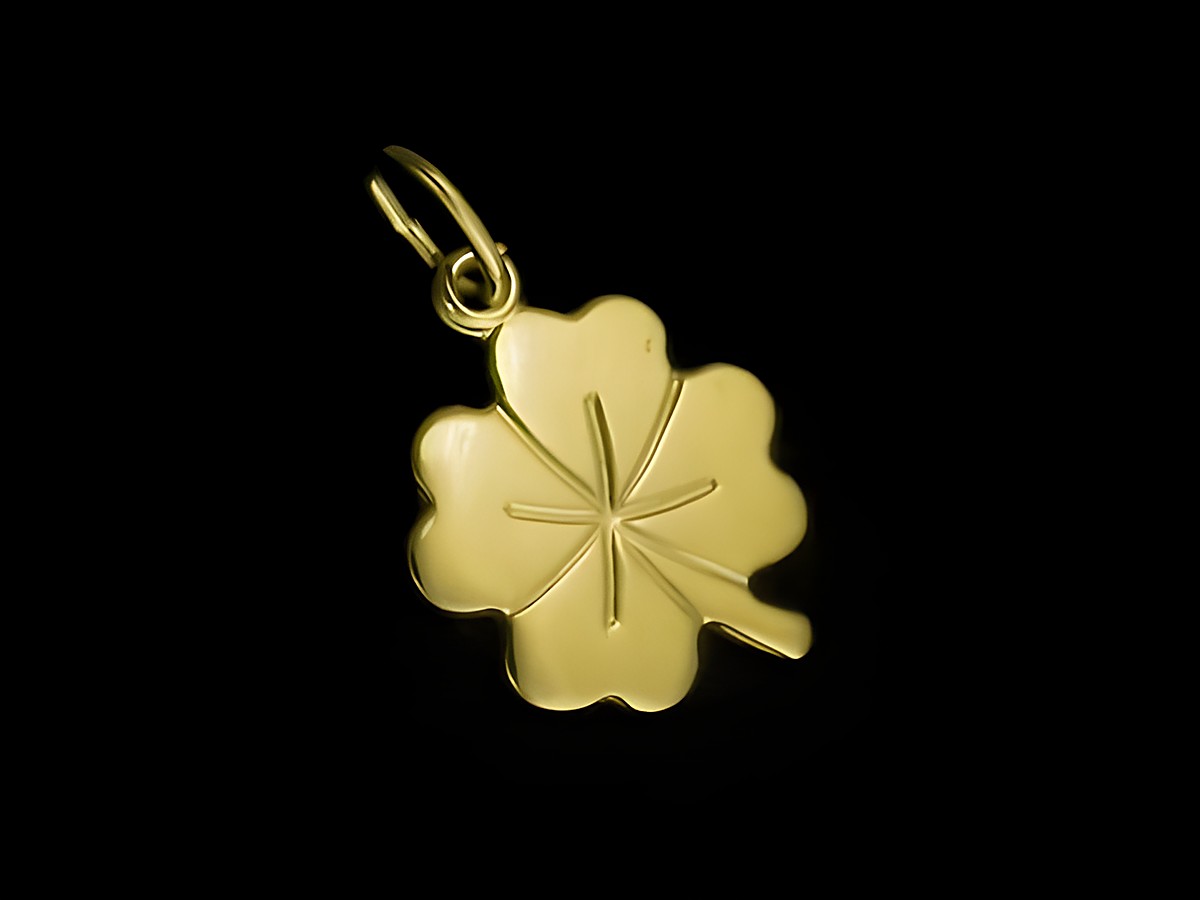 Kleeblatt Anhänger aus 925 Sterling Silber, vergoldet, als Glücksbringer entworfen, Hersteller Juwelier Harnisch, ideal für eine besondere Geschenkidee oder persönliches Glück.