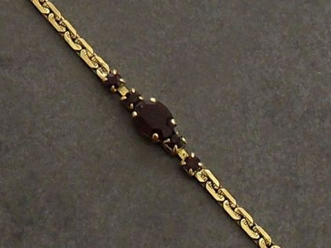 Strass Armband in niedlicher GRANATROT-Farbe mit goldfarbenen Elementen, 19,5 cm lang, Hersteller Juwelier Harnisch, ideal für elegante Anlässe.
