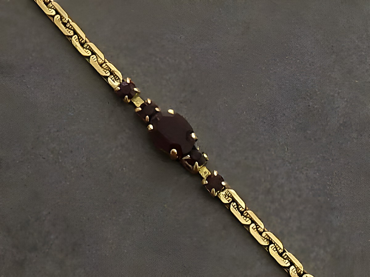 Strass Armband in niedlicher GRANATROT-Farbe mit goldfarbenen Elementen, 19,5 cm lang, Hersteller Juwelier Harnisch, ideal für elegante Anlässe.