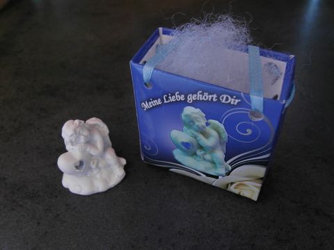 Schutzengel Figur mit Geschenktasche, weißes Herz auf der linken Seite, Hersteller Juwelier Harnisch, geeignet als liebevolles Geschenk oder Mitbringsel.