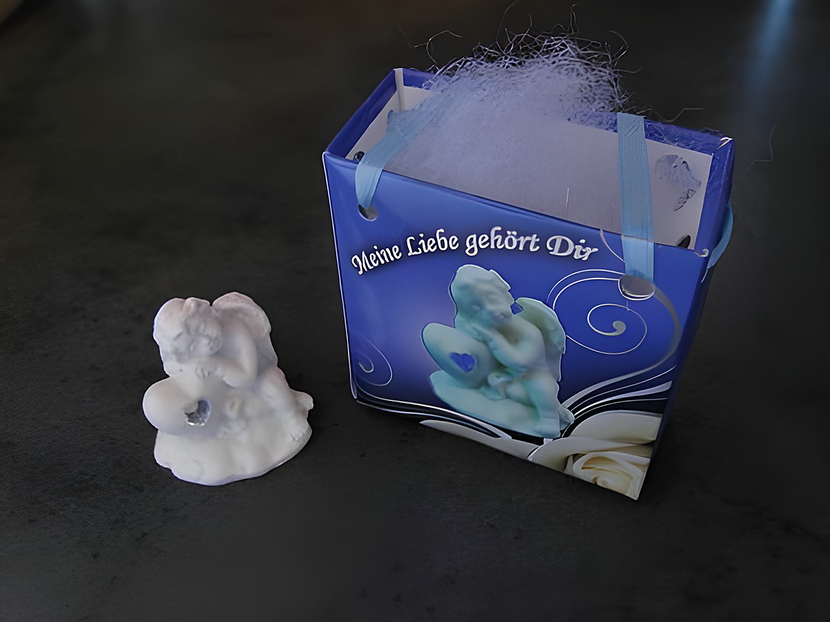 Schutzengel Figur mit Geschenktasche, weißes Herz auf der linken Seite, Hersteller Juwelier Harnisch, geeignet als liebevolles Geschenk oder Mitbringsel.