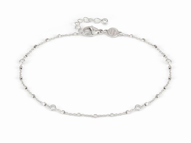 Das Bild zeigt eine elegante Fußkette von Nomination in Silber rhodiniert mit weißen Zirkonia, Länge 23 bis 26 cm, verziert mit filigranen Elementen und einem praktischen Verschluss.