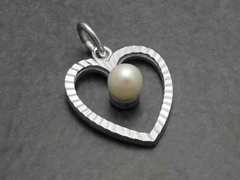 Silber Herz Anhänger mit Zuchtperle, hergestellt von Juwelier Harnisch, filigraner Herzanhänger aus poliertem Silber, ideal als elegantes Schmuckstück.