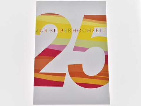 Bunte Hochzeitskarte zur Silberhochzeit mit der großen Zahl 25 in verschiedenen Farben und dem Schriftzug Zur Silberhochzeit in der Mitte, Hersteller Juwelier Harnisch.