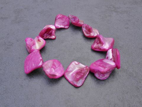 Perlenarmband aus Perlmutt in pink, 20 cm lang mit Gummizug, hergestellt von Juwelier Harnisch, elegant und farbenfroh, ideal für jeden Anlass.