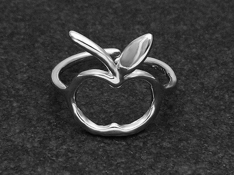 Silberner Ring in Apfel-Design, filigran gearbeitet, Größe etwas verstellbar, rhodiniert, ohne Stein, vom Hersteller Juwelier Harnisch.