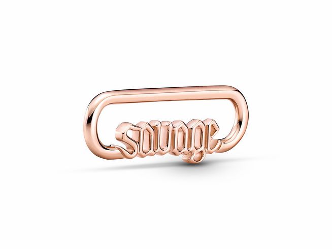 Der Wortlink "Savage" in Roségold Vergoldung von Pandora ME ist elegant und stylisch, ideal für Ketten oder Armbänder und bringt einen modernen Akzent in jedes Schmuckstück.