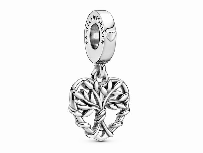 Das Bild zeigt einen silbernen Charm-Anhänger von Pandora in Herzform mit einem Baumdesign, das die Verbundenheit mit der Familie symbolisiert, Artikelnummer 799149C00.