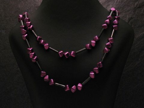 Zweireihige Kette eckige Perlen neu lila von Juwelier Harnisch, edle Perlenketten perfekt für festliche Anlässe oder als Alltagsschmuck, stilvoll und modern gestaltet.