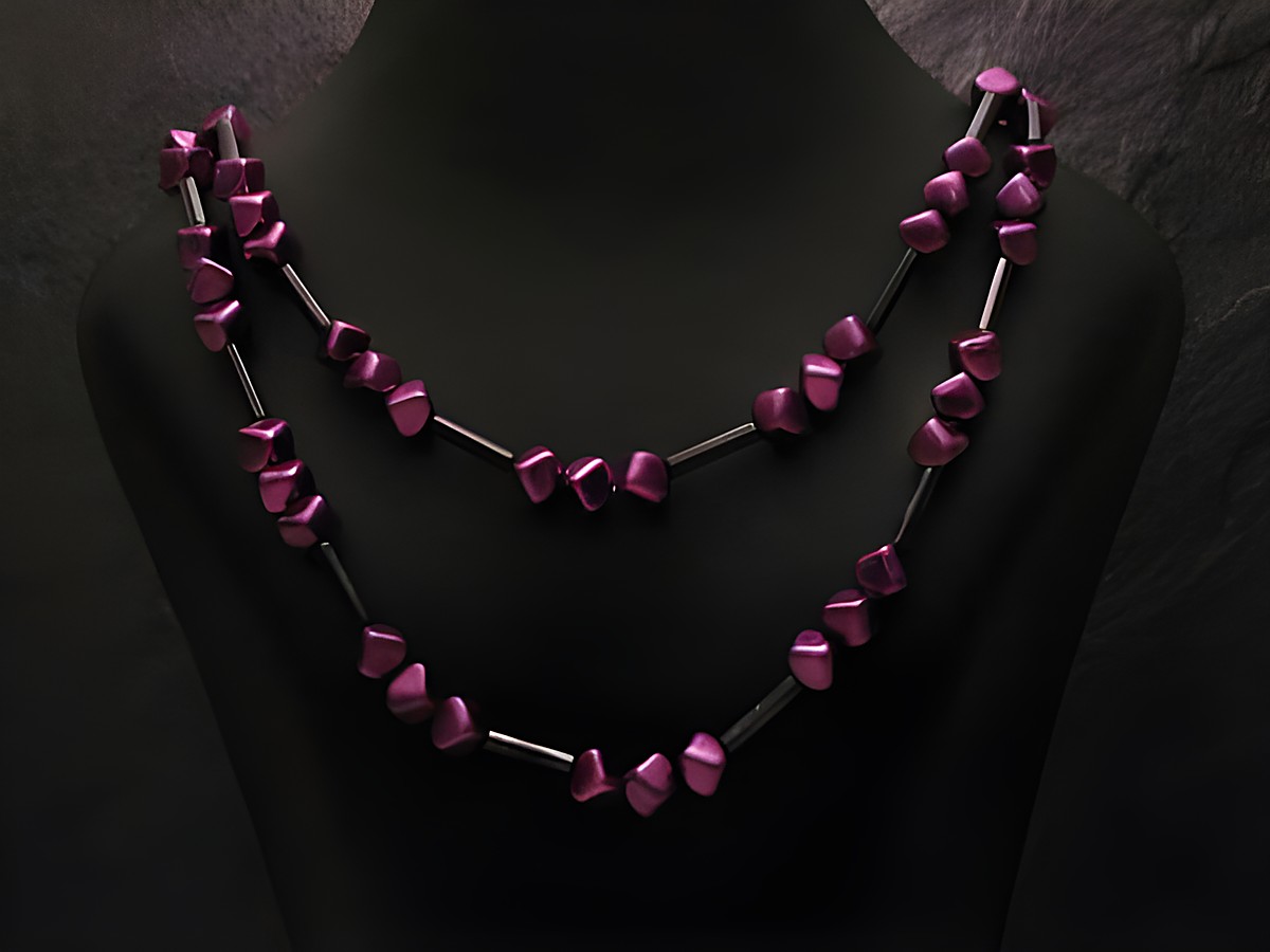 Zweireihige Kette eckige Perlen neu lila von Juwelier Harnisch, edle Perlenketten perfekt für festliche Anlässe oder als Alltagsschmuck, stilvoll und modern gestaltet.