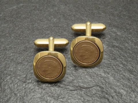 Manschettenknöpfe vergoldet in Münz-Optik mit einem abgebildeten Kopf, Hersteller Juwelier Harnisch, goldfarben, elegantes Accessoire für besondere Anlässe.