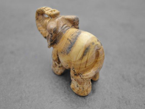 Brauner Elefant aus Achat, plastisch gestaltet und stehend, als Steinfigur und Glücksbringer, Hersteller: Juwelier Harnisch, Steinfiguren.