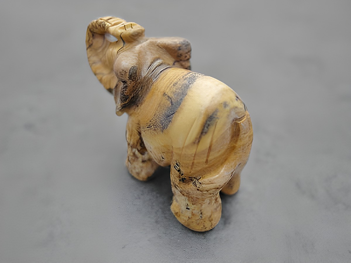 Brauner Elefant aus Achat, plastisch gestaltet und stehend, als Steinfigur und Glücksbringer, Hersteller: Juwelier Harnisch, Steinfiguren. – Ansicht 2