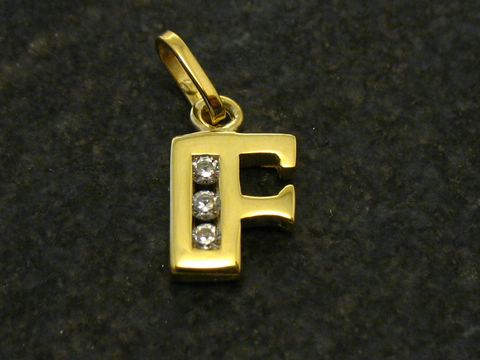 Goldener Anhänger in Form des Buchstabens F, verziert mit drei Zirkonia, Hersteller Juwelier Harnisch, ideal als persönliches Geschenk oder für den eigenen Schmuckstil.