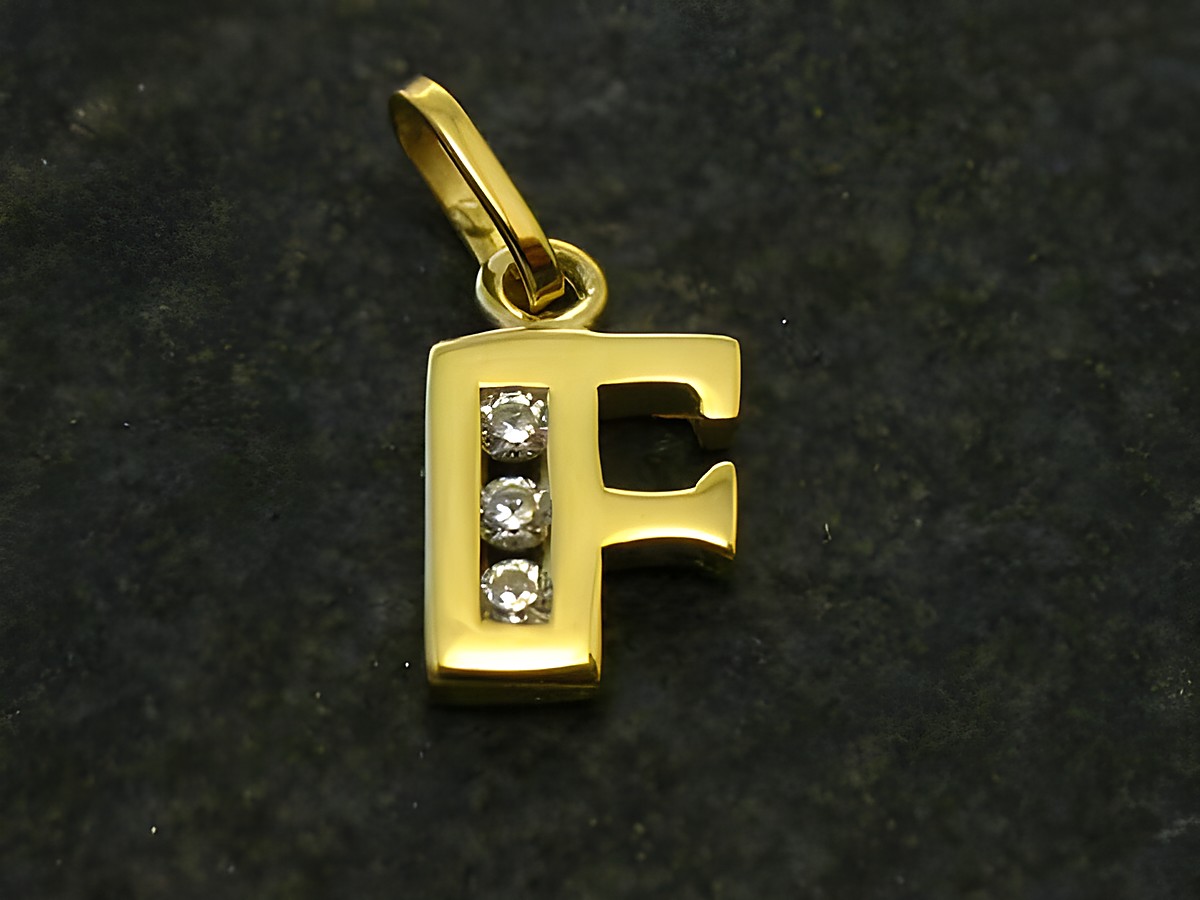 Goldener Anhänger in Form des Buchstabens F, verziert mit drei Zirkonia, Hersteller Juwelier Harnisch, ideal als persönliches Geschenk oder für den eigenen Schmuckstil.