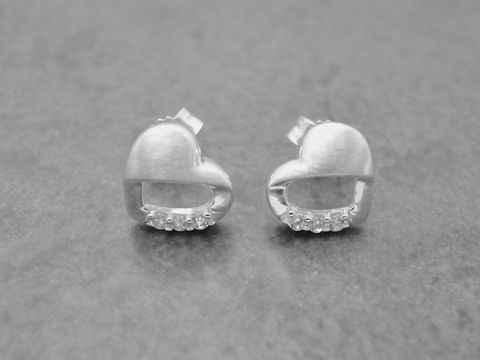 Ohrringe Herz aus Sterling Silber mit romantischem Design, verziert mit weißen Zirkonia. Hersteller Juwelier Harnisch, ideal für besondere Anlässe.