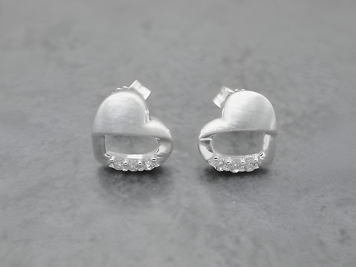 Ohrringe Herz aus Sterling Silber mit romantischem Design, verziert mit weißen Zirkonia. Hersteller Juwelier Harnisch, ideal für besondere Anlässe.