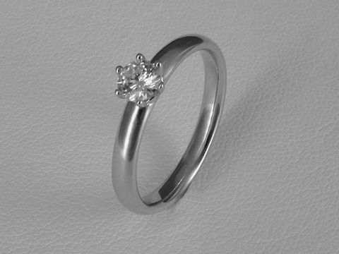 Verlobungsring aus Weißgold mit einem Brillant von 0,25 ct W/Si in Größe 48. Hersteller: Juwelier Harnisch, bis Größe 50/16. Elegant und zeitlos gestaltet.