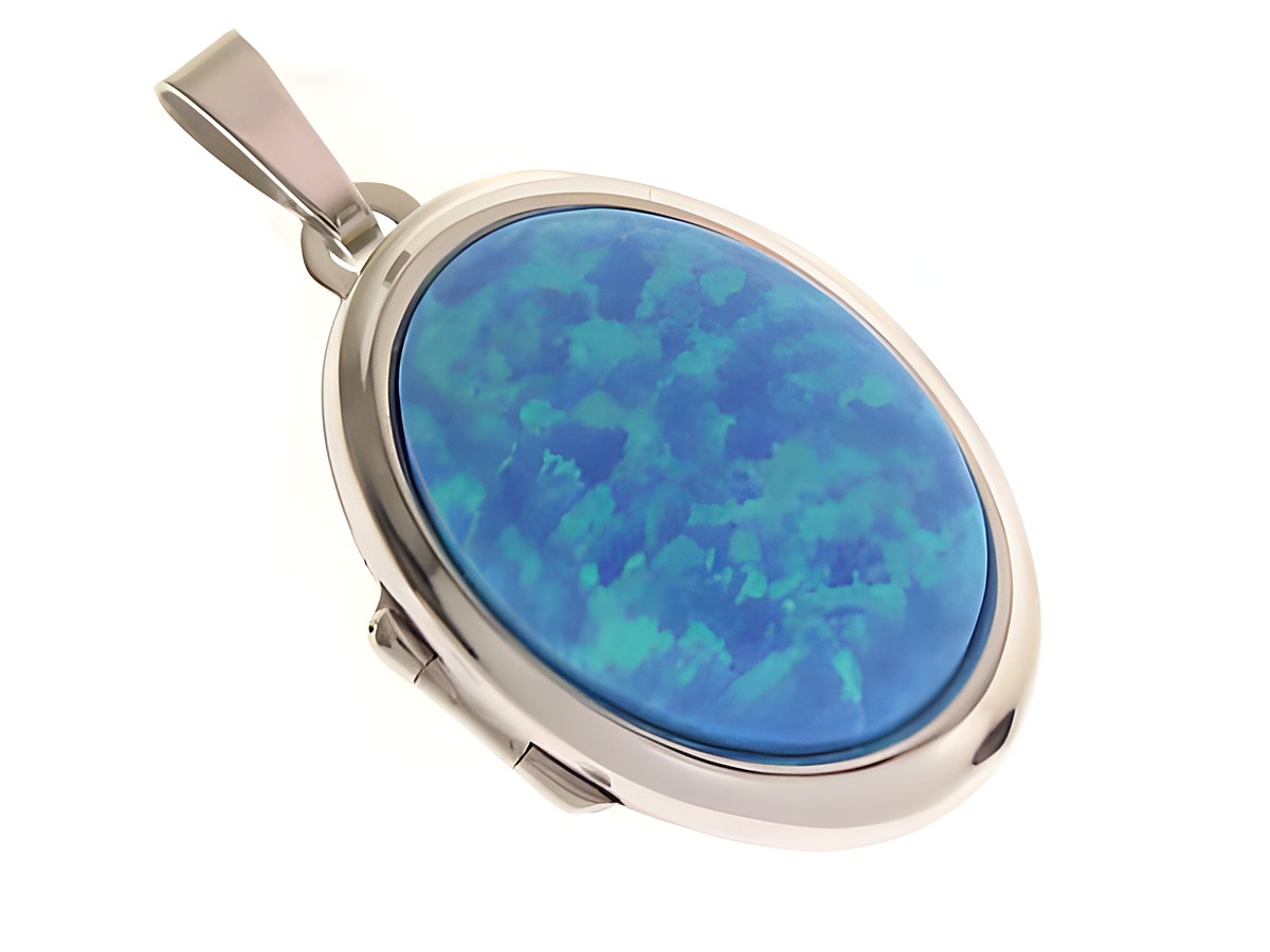 Ein ovales Medaillon aus Weißgold 585 mit einem Cabochon in hellblauem Opaldesign, das lebendige Farbnuancen und eine glatte Oberflächenstruktur zeigt.