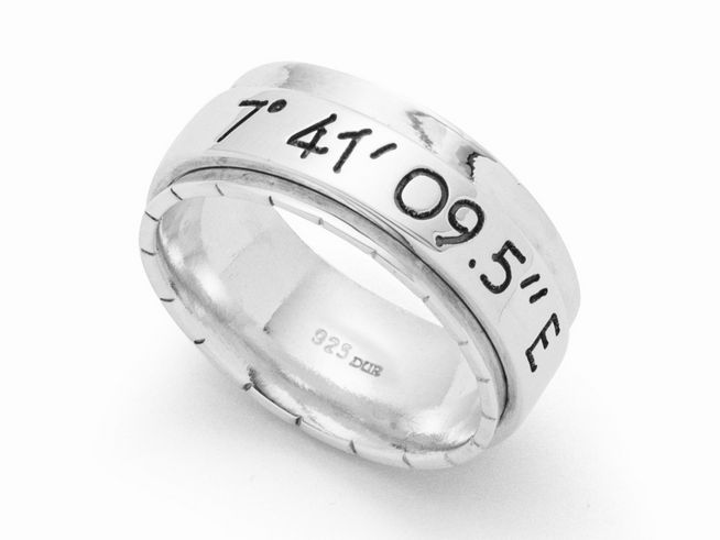 DUR Ring mit dem Motiv LieblingsOrt und den Koordinaten R5001.72 aus rhodiniertem Sterling Silber, Größe 72, markante Gravur auf der Vorderseite, glänzendes Finish.