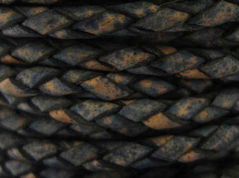 Lederband geflochten in Jeansblau mit einer Länge von 14 cm und einer Dicke von 3 mm, ausgestattet mit einem Silber Karabiner, Hersteller Juwelier Harnisch.