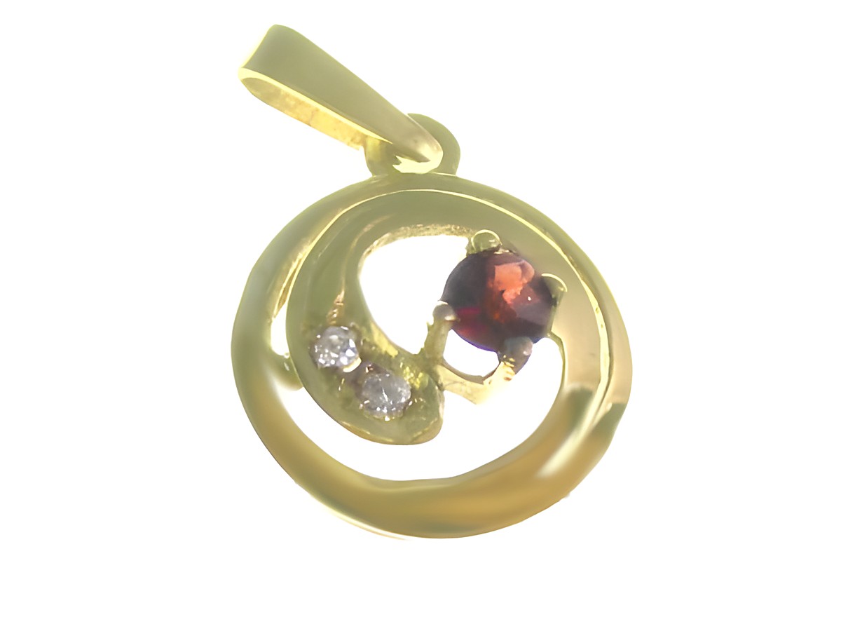 Rund-Diamant Gold Anhänger aus Gelbgold mit Granat und zwei Diamanten, hergestellt von Juwelier Harnisch, verleiht eleganten Glanz und Stil.