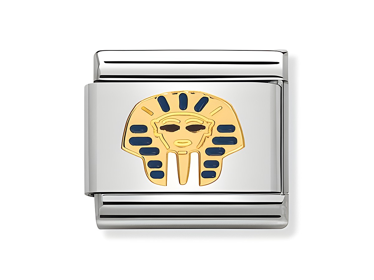 Ein elegantes Charm aus Edelstahl mit einem goldenen Pharao-Kopfmotiv, umgeben von blauen Akzenten. Ideal für eine stilvolle Ergänzung an einem Armband. Hersteller: Nomination.