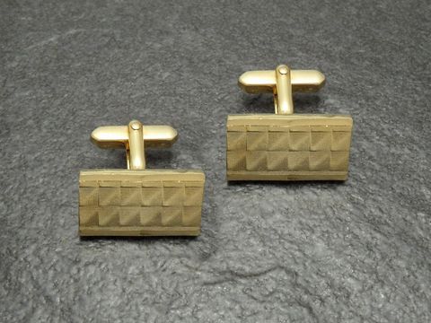 Vergoldete Manschettenknöpfe mit einem Designer Muster und Schliff, hergestellt von Juwelier Harnisch, in elegantem goldfarbenem Design. Ideal für festliche Anlässe.