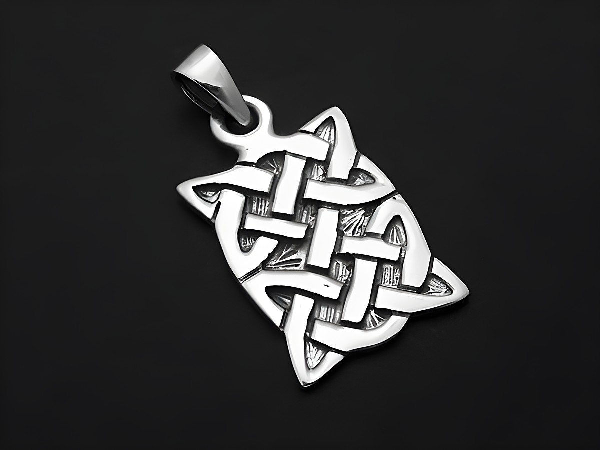 Silber Anhänger mit verschlungenem keltischem Muster, interessant gefertigt vom Hersteller Juwelier Harnisch im Wikinger-Stil. Ideal für Liebhaber nordischer Schmuckkunst.