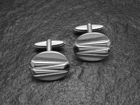 Manschettenknöpfe aus Echt Silber im Modell Blitz von Juwelier Harnisch, mit einem eleganten Design und einer glänzenden Oberfläche, perfekt für besondere Anlässe.